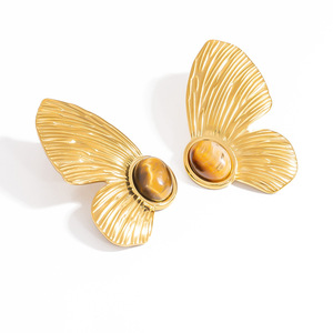 Boucles d'oreilles clous papillon plaqué or 18 carats avec pierre naturelle, design insecte, pour usage quotidien - Product Image 5