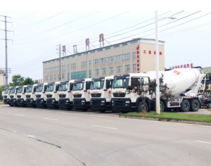 SINOTRUK HOWOコンクリート機械ミキサーセメント混合機8x4 14cbm 14m3 - Product Image 1