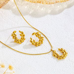 Collar y Aretes de Acero Inoxidable con Baño PVD en Oro de 18K, Diseño de Corazón Moderno para Mujer - Product Image 2