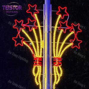 Lumière LED de Noël pour poteau, conçue pour intégrer l'éclairage existant dans le paysage festif - Product Image 5