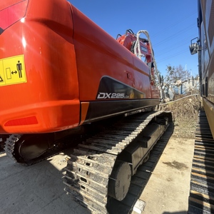 รถขุดไฮดรอลิกแบบตีนตะขาบ Doosan DX225LC/DX225LCA มือสอง น้ำหนัก 22 ตัน เครื่องยนต์ Isuzu ปั๊มและชิ้นส่วนหลัก ความจุบุ้งกี๋ 0.92 ลูกบาศก์เมตร - Product Image 6