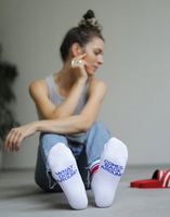 Chaussettes de sport personnalisées en coton rayé avec caractéristique antibactérienne Position du bas du logo Style sportif à la mode Chaussette personnalisée du fabricant