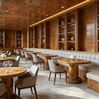 Ensemble de mobilier de restaurant moderne et luxueux aux tons chauds, tables rondes en bois massif et banquettes en cuir gris pour café