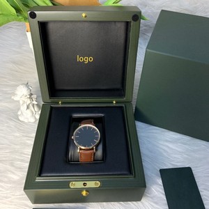 Boîte à montres en bois vert avec intérieur en similicuir et fermeture à pression pour montres de luxe - Product Image 2