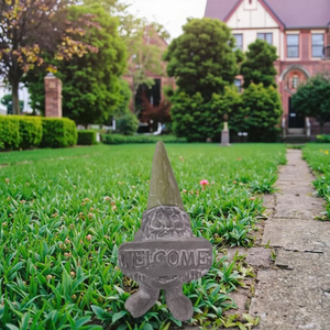 Décoration de bienvenue de jardin artificiel Figurine en ciment artisanal avec chapeau en mousse Statue de gnome fermier en ciment pour intérieur et extérieur - Product Image 1