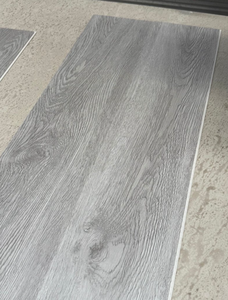 Oferta Especial: Piso SPC Impermeable de Madera Natural de Fresno de 6mm con Acabado EIR para Decoración de Dormitorios - Product Image 1