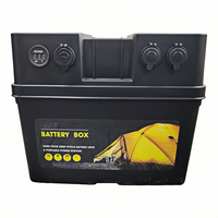 Caja de Batería Portátil: Estuche Impermeable de 12V/24V con Pantalla de Voltaje y USB para Camping, RV, Náutica y Almacenamiento de Energía al Aire Libre