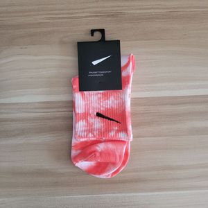 Chất Lượng Cao Cotton Vớ Thể Thao Crew Vớ Giản Dị Người Đàn Ông Phụ Nữ Thiết Kế Biểu Tượng Tùy Chỉnh Mô Hình Thêu Tie-Dye Vớ Stocking - Product Image 3