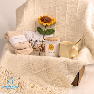 Juego de <span class=keywords><strong>Regalo</strong></span> Personalizado Hecho a Mano con Mantas Temáticas de Girasoles, Velas Aromáticas, Calcetines, Tazas, Recuerdos <span class=keywords><strong>para</strong></span> Mujeres y Amigas - Product Image 4