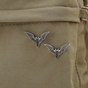 Conjunto de Pins de Esmalte Modernos Criativos, Estilo Gótico Escuro, Bat Punk |   Coleção de Broches Artísticos em Metal |   Acessórios de Vestuário Ecológicos - Product Image 4