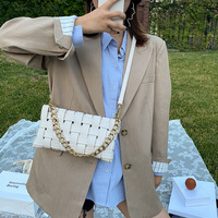 Sac bandoulière asymétrique tendance à porter sous le bras