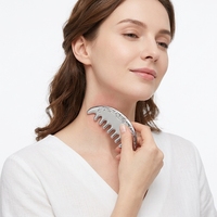 Kinwong GSB25016 Peigne de massage capillaire pour la santé, Boîte cadeau Méridiens, Bâton de beauté en forme de croissant, Planche Gua Sha en métal, Fitness