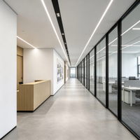 Aménagement intérieur de bureau : îlot central, zones de travail ouvertes, bureaux, salles privées, salles de réunion, mobilier commercial, plan d'aménagement