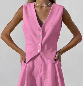 Elegancia de verano con este conjunto de chaleco sin mangas de algodón y lino y pantalones cortos, con delicados detalles de encaje para un estilo transpirable. - Product Image 3