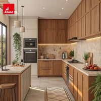 Armoires de cuisine Alland de style scandinave contemporain en chêne blanc sans cadre, finition teintée, avec quincaillerie dorée