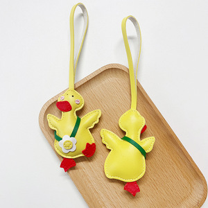 Porte-clés en cuir motif canard de dessin animé, breloque créative pour sac, pendentif de voiture de luxe tendance - Product Image 6