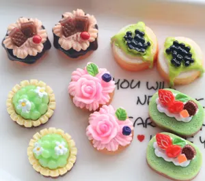 Desain campuran dan warna kue donat es krim cabochon pesona miniatur makanan resin mawar stroberi kue Blueberry