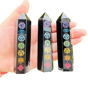Vente en gros de tour de cristal en obsidienne noire naturelle gravée avec les 7 chakras, obélisque pour la guérison, la méditation et la décoration - Product Image 1
