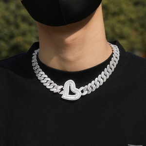 Collar de Corazón con Circonita Cúbica y Diamantes Iced Out, Cadena Cubana con Eslabones y Dijes de Corazón Rosa Baguette para Mujer - Product Image 5