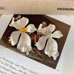 Boucles d'oreilles atmosphériques asymétriques pétales en métal de conception spéciale européenne américaine Boucles d'oreilles pendantes polyvalentes pour femmes - Product Image 2