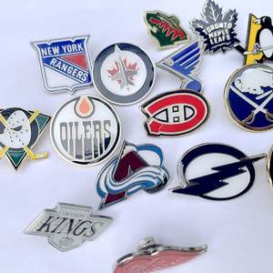 Nouvelle broche de hockey sur glace américaine personnalisée en fer, badge de col, épingle à lettres, accessoires pour vêtements et sacs à dos, technique de peinture <span class=keywords><strong>au</strong></span> four - Product Image 1