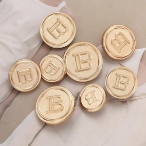 กระดุมโลหะสีทองคุณภาพสูงแบบกำหนดเองพร้อมโลโก้สลักสำหรับเสื้อผ้าและเครื่องแต่งกาย - Product Image 3