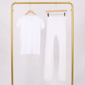 Ensemble T-shirt Manches Courtes Ultra Doux Qualité Premium 1:1 et Pantalon Évasé, Logo Personnalisé, Stock Vierge, MOQ 2 Pièces, Tenue de Sport et Yoga 2 Pièces - Product Image 3