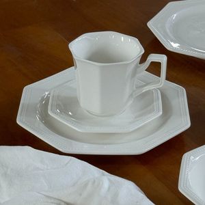 Assiettes à dîner en porcelaine <span class=keywords><strong>blanche</strong></span> de forme <span class=keywords><strong>octogonale</strong></span> gaufrée irrégulière de luxe ensembles de vaisselle en céramique européenne avec tasses à café - Product Image 5