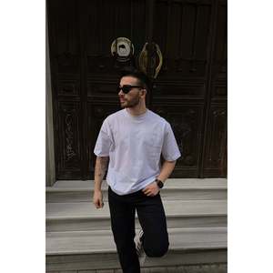 T-shirt blanc uni avec étiquette personnalisée, vêtement vierge doux avec impression sérigraphiée au dos, caractéristiques compressées - Product Image 2