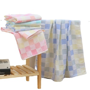 Serviette de bain en gaze à carreaux Carlota 70x140cm en pur coton double couche pour enfants - Product Image 5