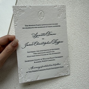 Elegante Juego de Tarjetas de Invitación de Boda de Papel de Algodón con Relieve Floral, Impresión Offset, Logotipo Personalizado, Detalles en Hot Foil - Product Image 1