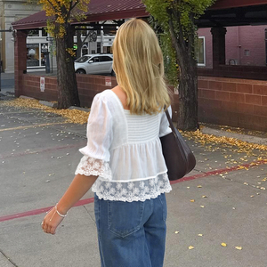 Haut peplum bohème blanc avec insert en dentelle, chemisier à col en V et manches bouffantes à nouer devant, chemise décontractée d'été pour la plage pour femme - Product Image 4