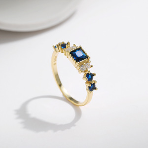 Bague empilable pour femme en argent S925 plaqué or, saphir bleu taille princesse, multi-carrés, bleu foncé, tendance 2026, idéale comme cadeau - Product Image 3