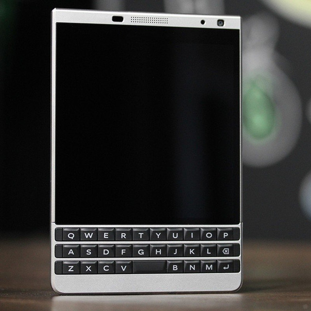 New Silver Blackberry Passport Q30 Smartphone with QWERTY & 4G