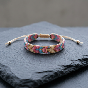 Bracelet artisanal Sstringz en perles Miyuki Delica dorées métalliques, blanc ivoire et brun terreux avec motif géométrique tribal - Product Image 2