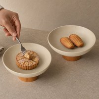 Gespoten keramische fruitschaal op voet met houten onderstel, verhoogde salade schaal voor thuis, hotel, restaurant, buffettafel