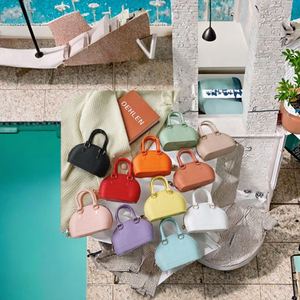 Bolso bandolera minimalista de piel color piel hecha a mano de alta gama con asa única de cuerda. Fabricado en Indonesia. - Product Image 3