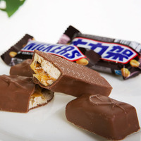 Ligne de production de barres céréalières de premier plan pour les barres Snickers, machine de fabrication de barres chocolatées aux cacahuètes haute performance et durable