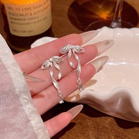 Boucles d'oreilles pendantes en alliage de style français, design de niche, avec longues pampilles et nœud en ruban blanc élégant pour femme, accessoire tendance