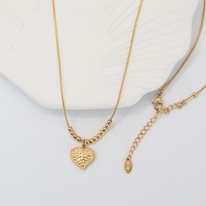 Collier en acier inoxydable plaqué or 18 carats avec pendentif cœur, bijoux tendance et élégants pour femmes, anti-ternissement PVD, vente en gros - Product Image 3