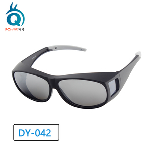 <span class=keywords><strong>Gafas</strong></span> <span class=keywords><strong>de</strong></span> Sol Polarizadas Antiexplosión Envolventes Negras Modernas <span class=keywords><strong>para</strong></span> Usar Sobre <span class=keywords><strong>Gafas</strong></span> Graduadas - Product Image 4