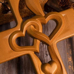Coeur entrelacé en bois sculpté à la main coeur inspiré de la croix pour le théâtre commémoratif de mariage de la Saint-Valentin pour le salon à manger - Product Image 3
