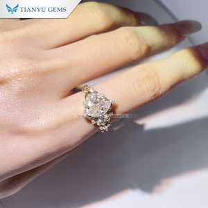 Tianyu Gems Custom Made Marquesa 1.2ct <span class=keywords><strong>Moissanite</strong></span> <span class=keywords><strong>Diamond</strong></span> y Round 3,5mm 14K Anillo de oro amarillo para mujeres Compromiso - Product Image 2