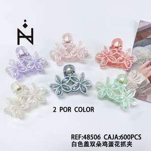 Pince à cheveux à griffes en forme de double fleur de frangipanier blanche, 2 par couleur, boîte de 600 pièces - Product Image 3