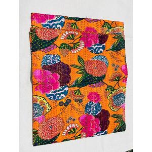 Cubrecama Kantha de algodón estampado a mano que ofrece elementos visuales tradicionales y un tacto suave, ideal para noches acogedoras. - Product Image 4