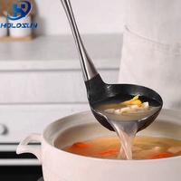 Louche à soupe en silicone antiadhésive résistante à la chaleur pour cuisine domestique, avec manche en acier inoxydable et revêtement en bois