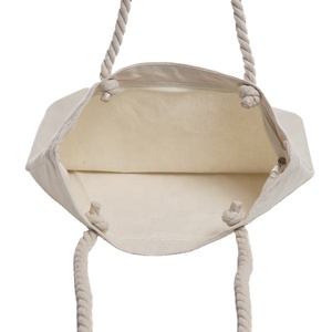 Bolsa de Mano Personalizada de Lona de Algodón con Asas de Cuerda Trenzada de Alta Calidad y Cierre de Cremallera con Ojal Metálico - Product Image 6