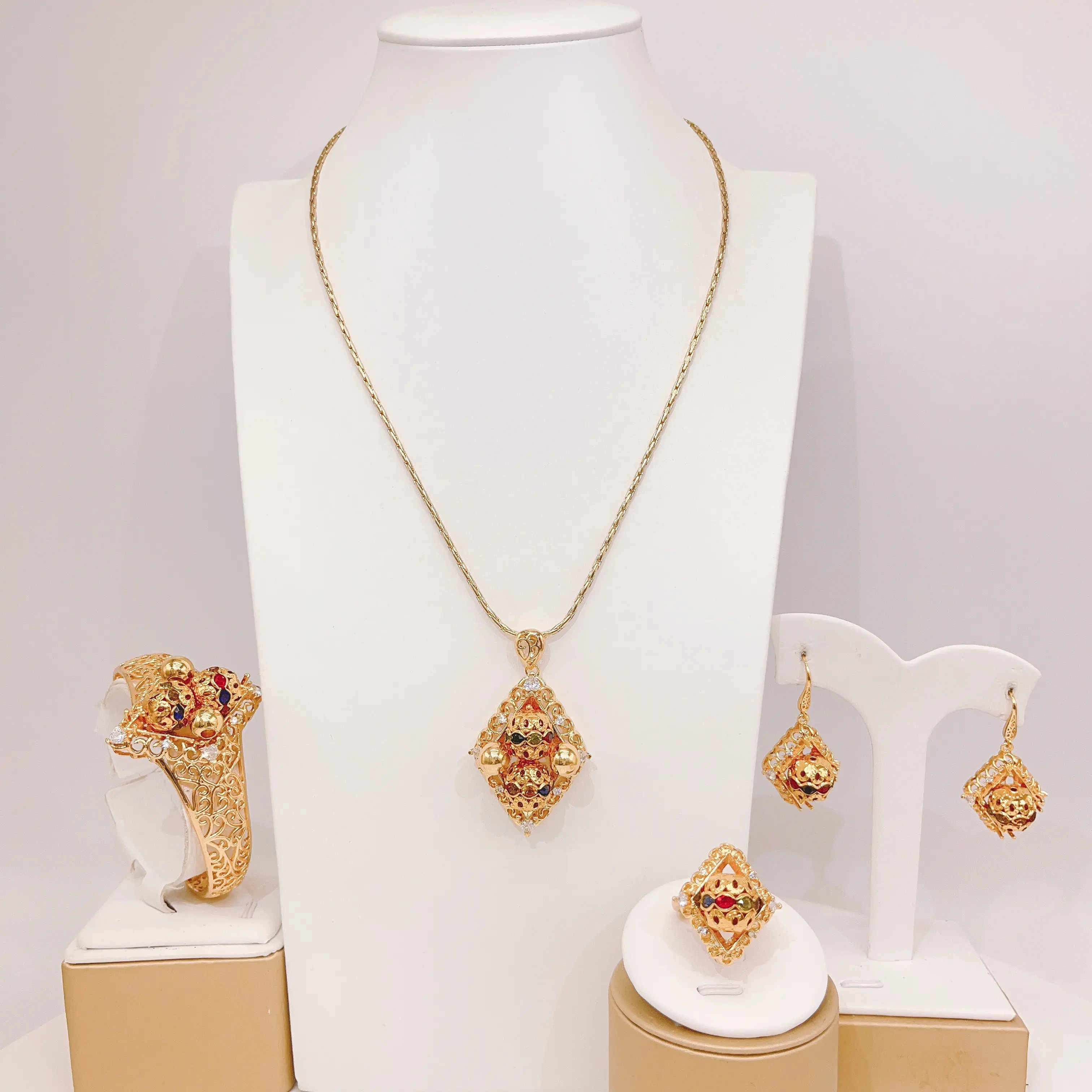Conjunto de joias banhadas a ouro Dubai 2024 para mulheres, colar feminino fino tradicional, pulseira, brincos, joias, joias vintage, uso diário, quatro unidades