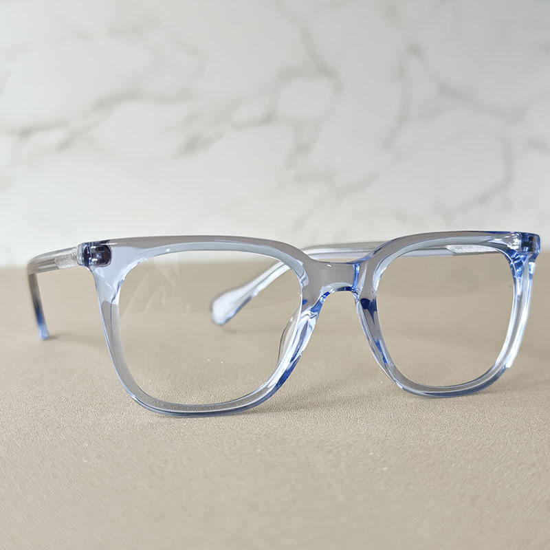 สีฟ้าใส