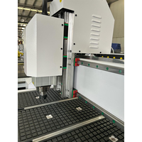 Machine de découpe CNC 1325 à châssis stable pour le traitement de panneaux de meubles, armoires et la fabrication de meubles, idéale pour l'atelier de menuiserie domestique et les usines.